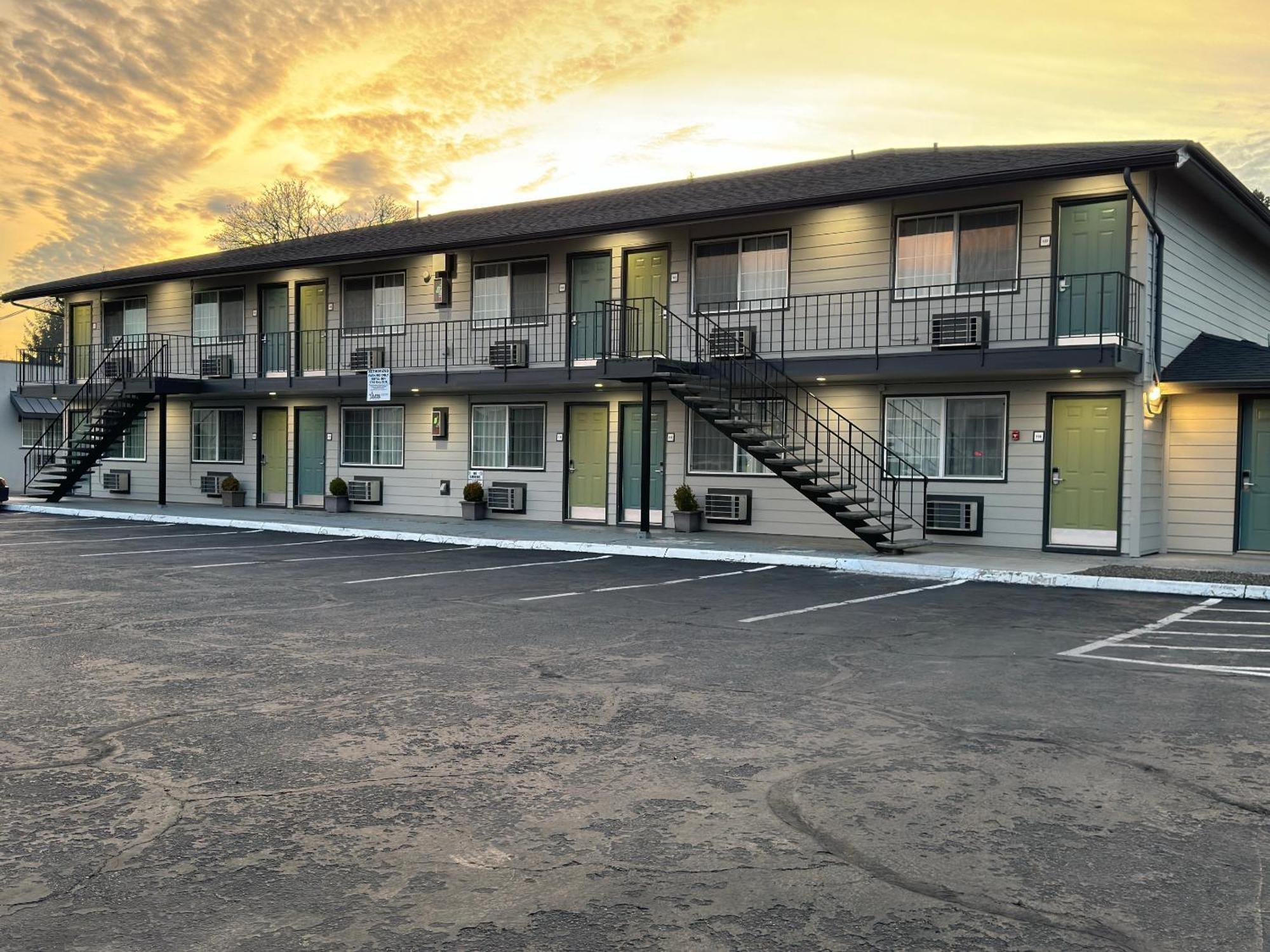 Royal Inn Eugene- Airport Exterior photo
